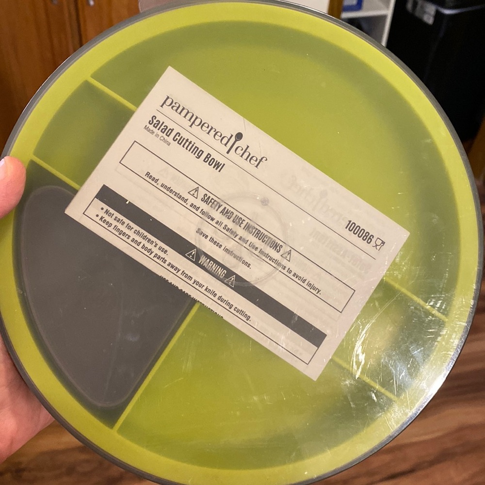 Pampered chef salad cutting bowl. Never used